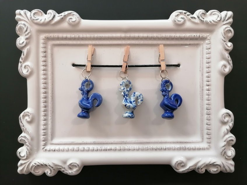 Frame with blue roosters on pegs