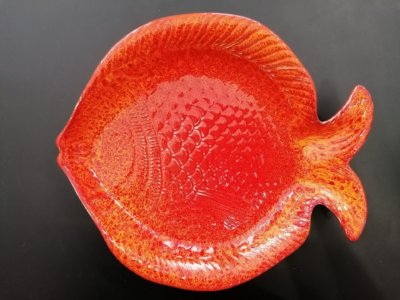 Large fish-shaped ceramic plate (red / orange)