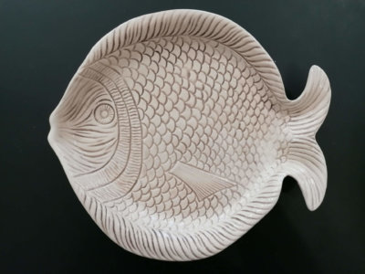 White fish-shaped ceramic plate - medium size