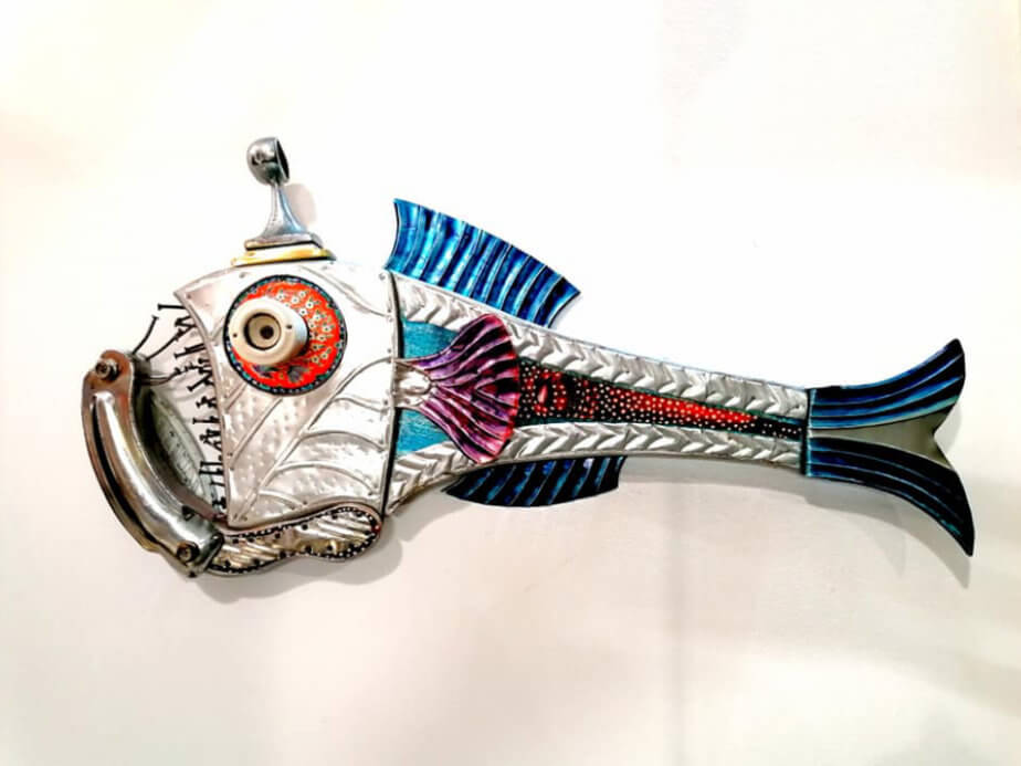 Escultura de peixe piranha feito de materiais reciclados
